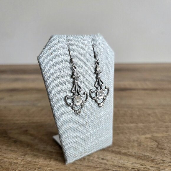 Vasco Victorian style dangling earrings with floral design. - Picture 2 of 4